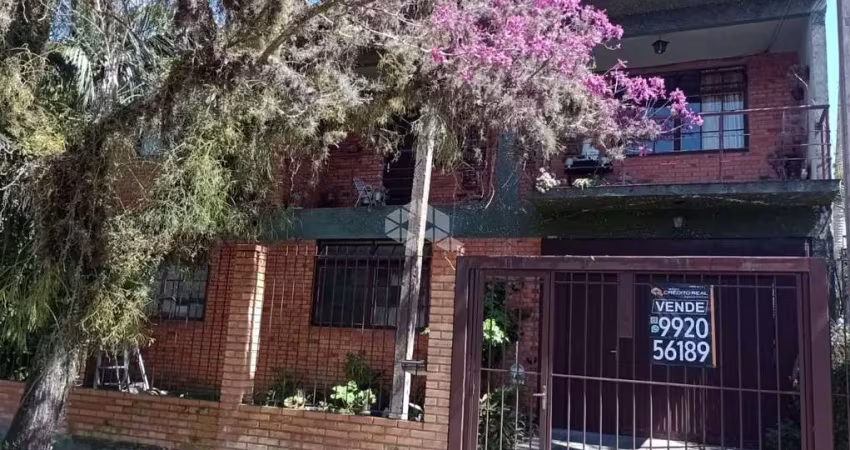 Casa com 4 dormitórios e 4 vagas, amplo pátio, no bairro sarandi