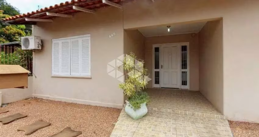 Casa 03 dormitórios e 04 vagas com 220m² no Residencial Cinco Colônias bairro Harmonia em Canoas