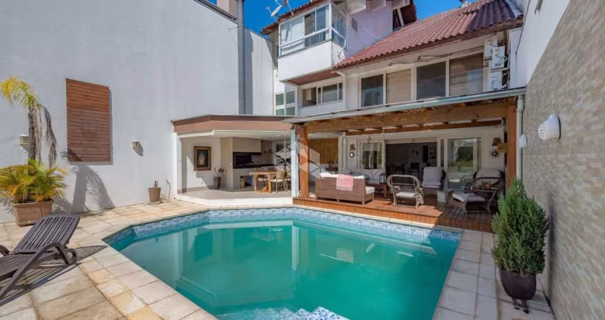 CASA COM 4 SUÍTES e 4 VAGAS - BOA VISTA