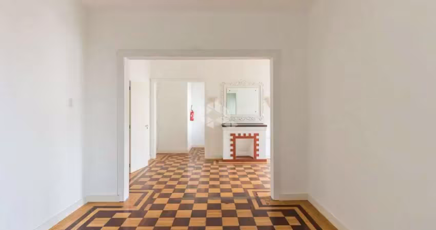 CASA/ SOBRADO COM 614M², COM 2 VAGAS DE GARAGEM COBERTA E EDÍCULA - MOINHOS DE VENTO