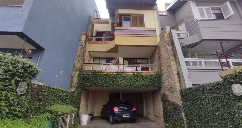 Casa de 4 Pavimentos com 3 Dormitórios, 1 Suíte no Bairro Tristeza, Porto Alegre