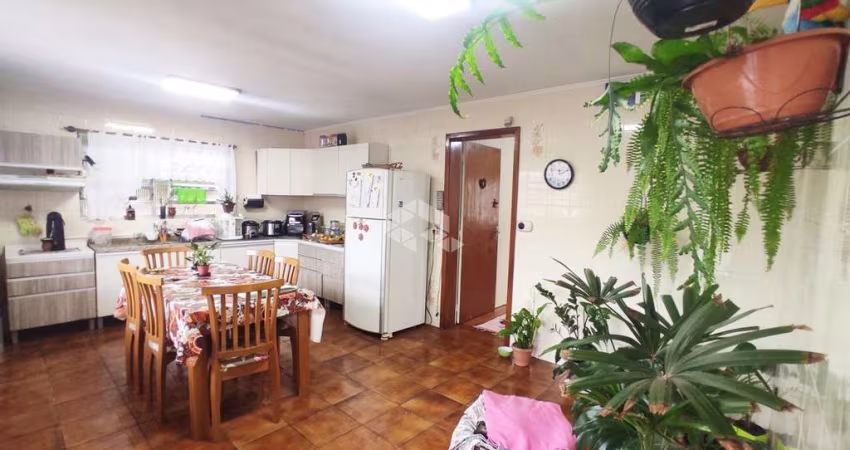 CASA DE 2 DORMITÓRIOS  COM 330M² NO BAIRRO PARTENON