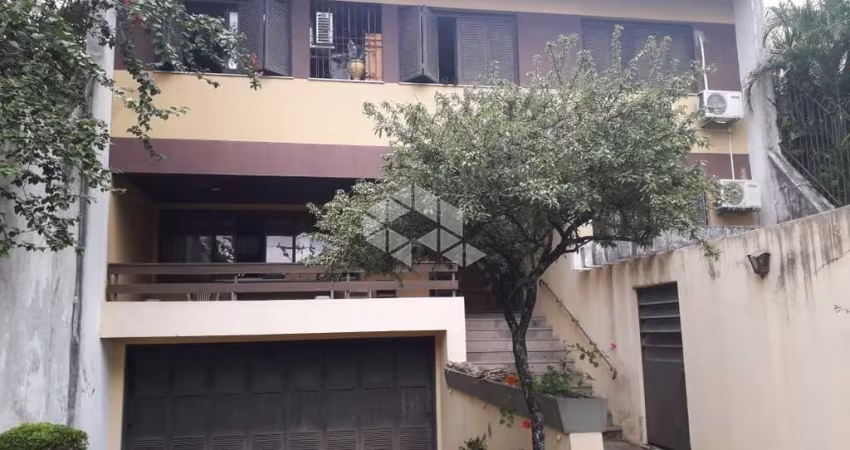 casa sobrado no bairro Glória em Porto Alegre com 4 dormitórios e 4 vagas