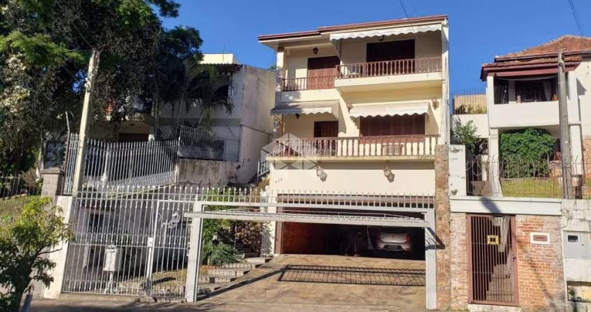 Casa Tradicional 5 dormitórios 4 vagas com pátio no Bairro Santo antônio