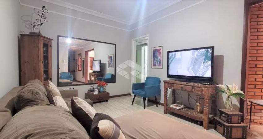 No Bairro Petrópolis em Porto Alegre, apartamento com 3 dormitórios