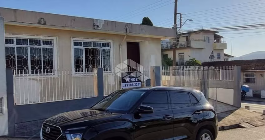 Casa de esquina + kitinets no Bairro Jardim Cidade de Florianópolis