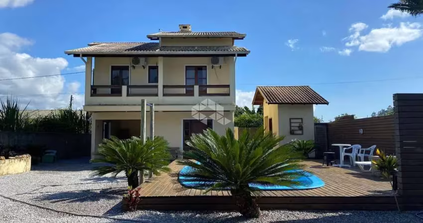 Casa com 03 dormitórios, 02 pavimentos, aceita imovel de menor valor