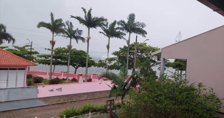 Casa com três dormitórios - 30 metros da praia, bairro Enseada de Brito - Palhoça/SC