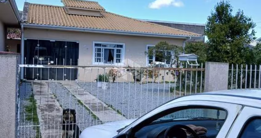 CASA 3 Quartos, 3 Vagas, Amplo Terreno - Barra do Aririú