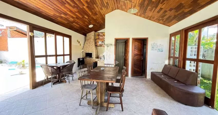 Casa a venda no campeche 110 metros quadrados com 2 quartos, 2 banheiro, piscina