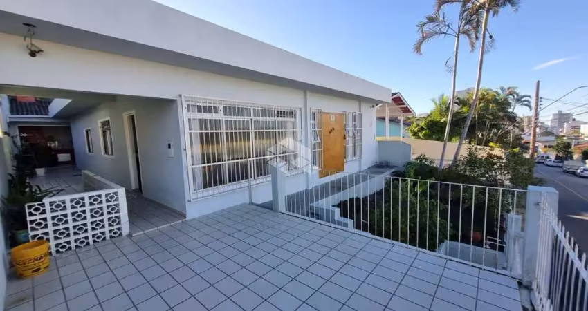 Casa a venda em barreiros, com 3 dormitórios sendo 1 suite, com dependencia de empregada.