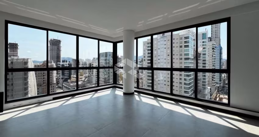 Apartamento Próximo ao Mar com 290m² de Área e 4 Suítes