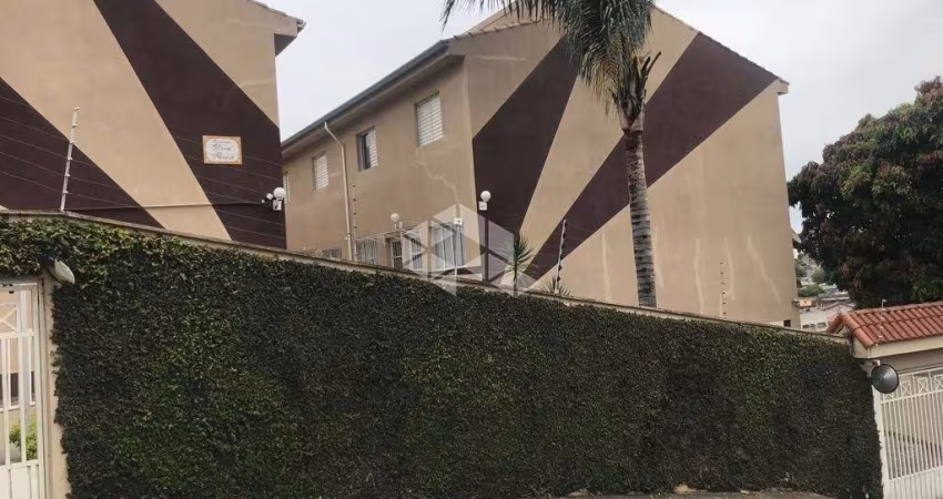 Casa em condomínio fechado a venda com 2 banheiros, cozinha e quartos planejados.