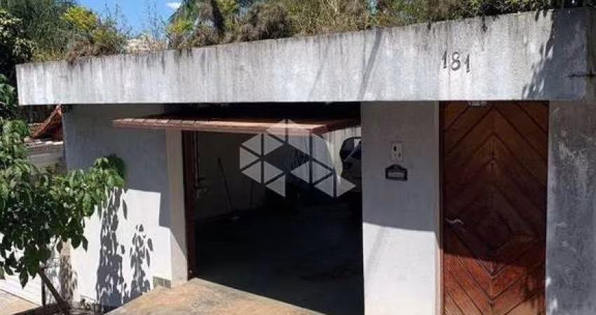 Casa térrea de 227m²  à venda  na Vila irmãos Arnoni com 02 quartos e 04 vagas