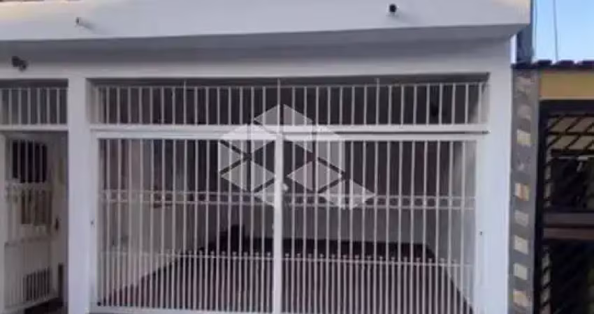 Casa térrea  à venda abaixo do nivel da rua com 2  dormitórios e 2 vagas