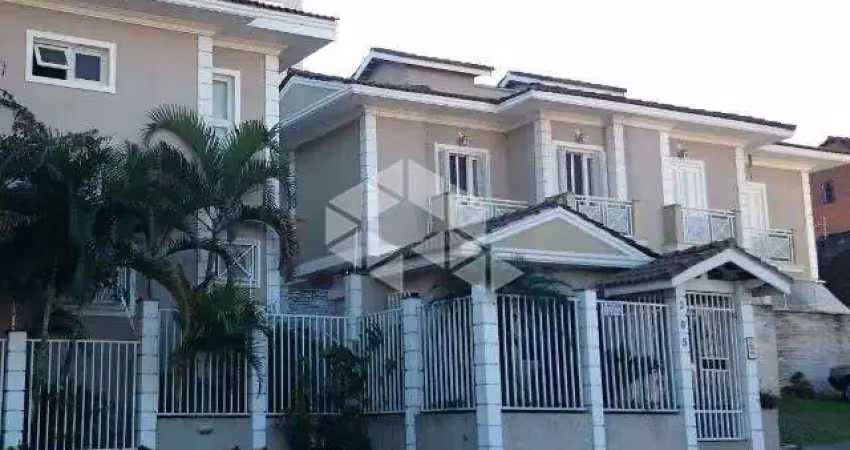 Casa de condomínio à venda com 3 quartos, quintal e 3 vagas