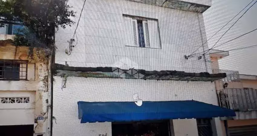Prédio mixto com um salão no piso principal e dias casas no piso superior - ideal para investidor