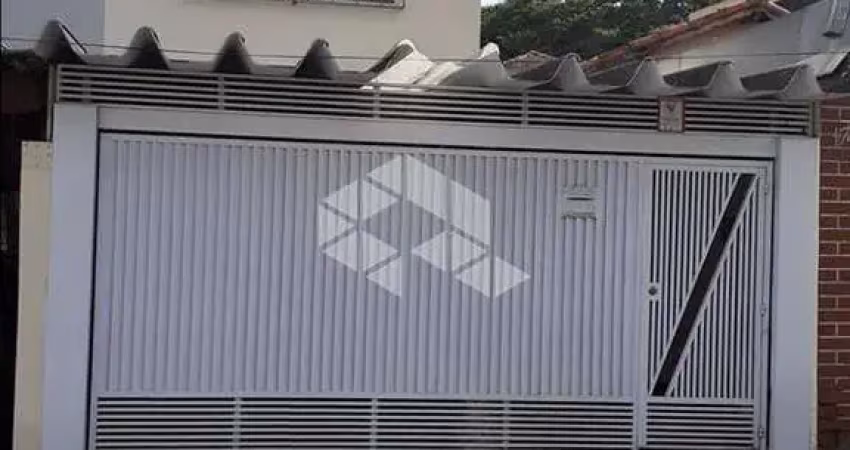 Sobrado à venda com 03 dormitórios (uma suíte) e 02 vagas de garagem