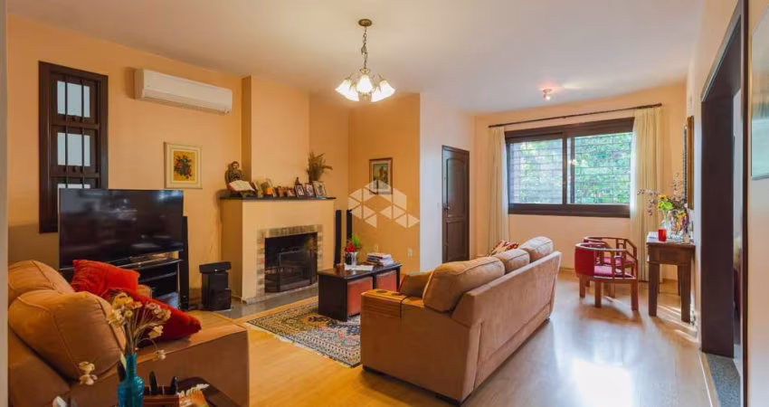 Casa com 3 dormitórios e 4 vagas no São João