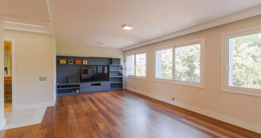 Apartamento na frente da praça Maurício Cardoso