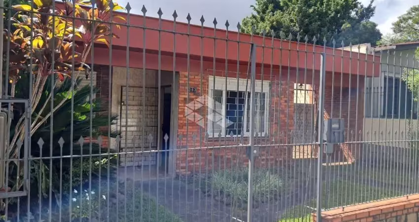Casa 3 dormitórios, suíte, vaga de garagem, pátio e churrrasqueira