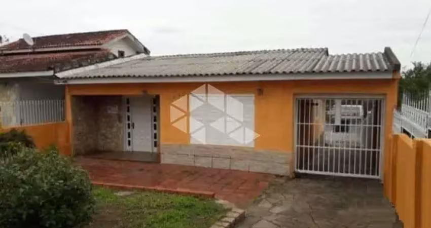 2 casas, total 3 dormitórios, 2 vagas, com patio e churrasqueira, terreno de 442,50m2.