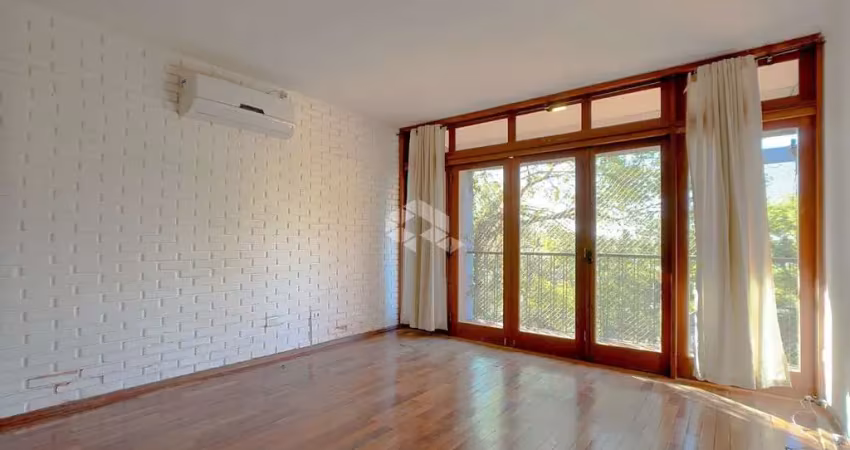 Apartamentotriplex com duas sacadas, salão de festas no último andar e um amplo patio verde