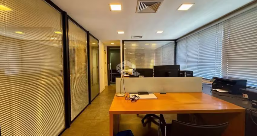 Sala comercial, 74m², 2 banheiros, 2 depósitos, 2 vagas de garagem, no centro histórico de porto alegre