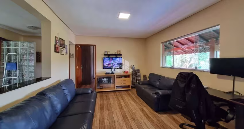 Chácara, 2 suítes, sala dois ambientes, copa e cozinha com planejados, banheiro social, varanda