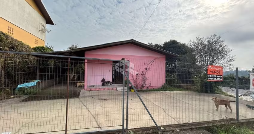 Casa com 70m2, 3 dormitórios, 2 vagas de garagem no bairro Santa Catarina