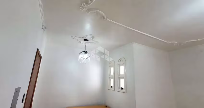 Uma ótima casa, de dois andares, duas moradias, bem localizada.