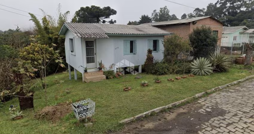 Casa mista com 1 dormitório no bairro 1º de Maio