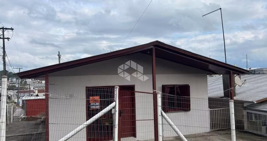 Casa de esquina em alvenaria com 3 dormitórios no bairro Industrial.