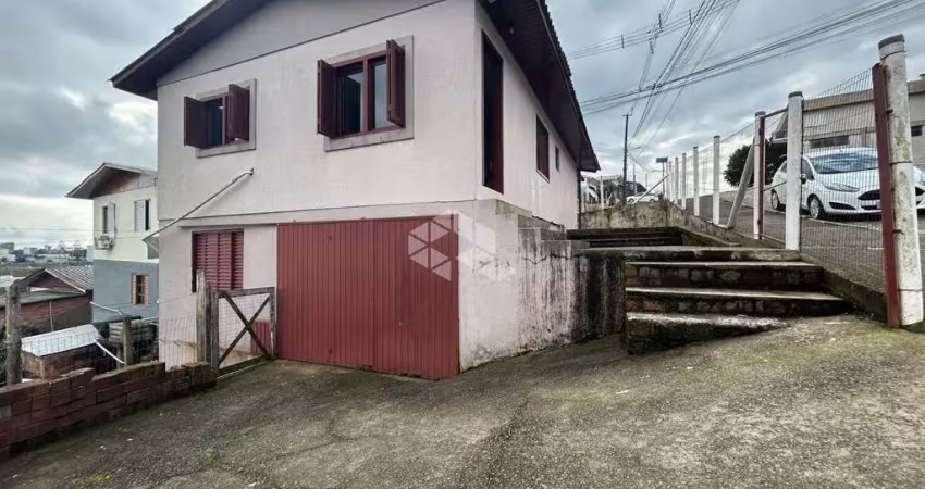 Casa de esquina em alvenaria com 3 dormitórios no bairro industrial.