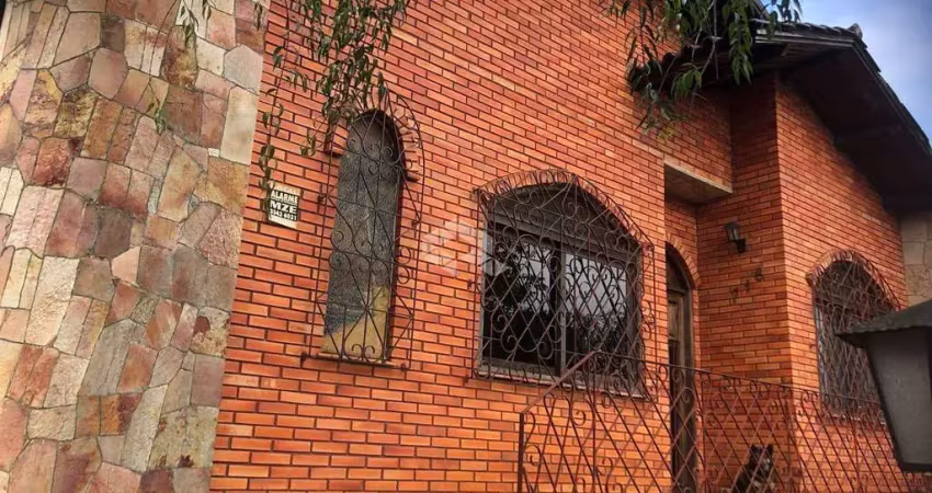 Casa residencial à venda, 4 dormitórios, 1 suíte, 4 vagas no bairro Vila Ipiranga - Porto Alegrre - RS
