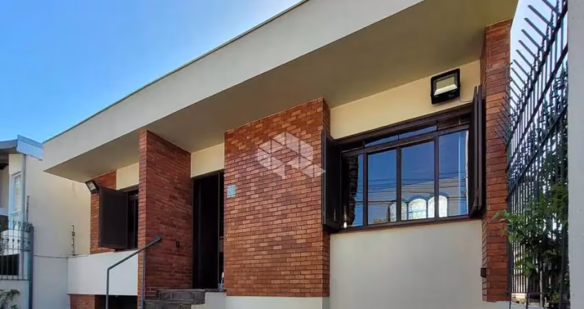 Casa à venda com 04 dormitórios com piscina no bairro três figueiras, porto alegre/rs