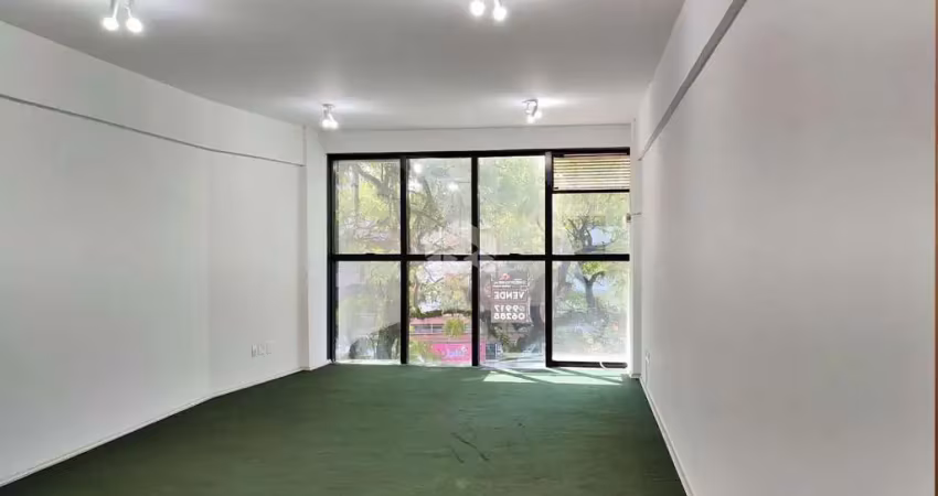 Sala comercial  de frente na av. cristovão colombo. com excelente iluminação natural.