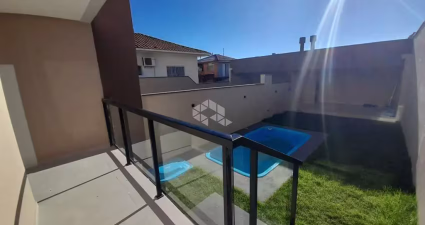 Casa com piscina, 2 suítes, 2 vagas de garagem no bairro Ipiranga em São José/SC.
