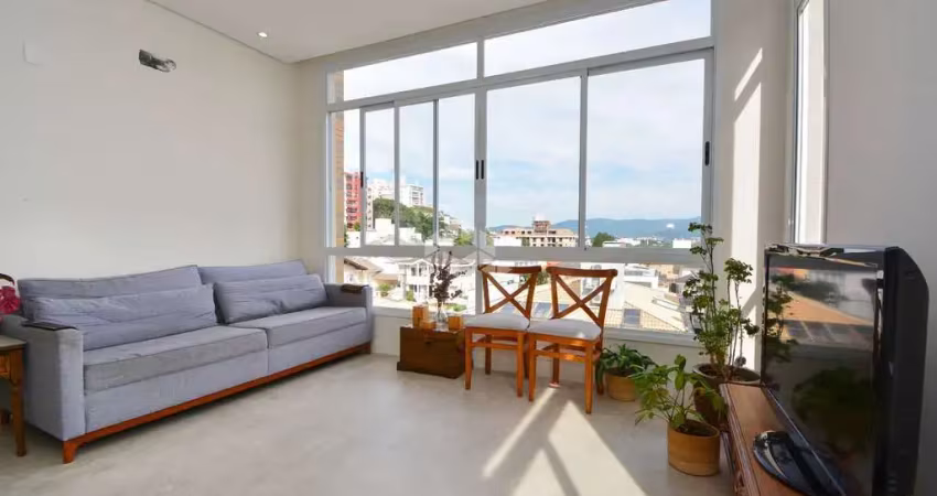 Casa com vista para o mar SEMIMOBILIADA com 4 dormitórios, sendo 4 suítes, 3 vagas de garagem no bairro João Paulo em Florianópolis/SC.