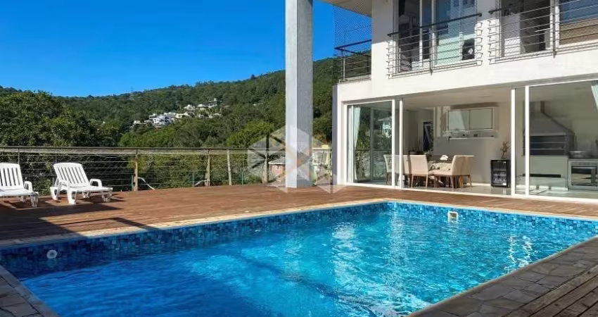 Casa residencial em condomínio fechado com 4 dormitórios, sendo 2 suítes, 2 vagas de garagem no bairro Itacorubi em Florianópolis/SC.