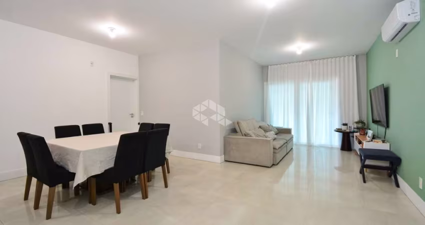 Apartamento SEMIMOBILIADO com vista panorâmica de 3 dormitórios, sendo 2 demisuítes, 2 vagas de garagem no bairro João Paulo em Florianópolis/SC.