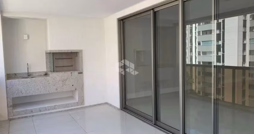 Apartamento com 3 dormitórios, sendo 3 suítes, 2 vagas de garagem no Centro de Florianópolis/SC.