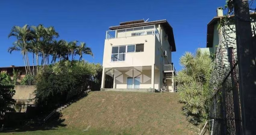 Casa residencial com 3 dormitórios, sendo 1 suíte, 5 vagas de garagem no bairro Carvoeira em Florianópolis/SC.