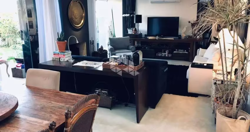 Casa residencial semimobiliada com 3 dormitórios, sendo 3 suítes, 2 vagas de garagem - Jurerê - Florianópolis/SC.