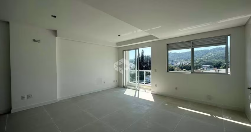 Duplex com 2 dormitórios, sendo 2 suítes, 2 vagas de garagem no bairro João Paulo em Florianópolis/SC.
