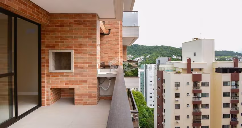 Apartamento semimobiliado com 3 dormitórios sendo 1 suíte, 2 vagas de garagem no bairro Itacorubi em Florianópolis/SC.