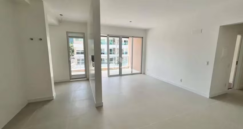 Apartamento com 2 dormitórios sendo 1 suíte, 1 vaga de garagem no bairro João Paulo em Florianópolis/SC.