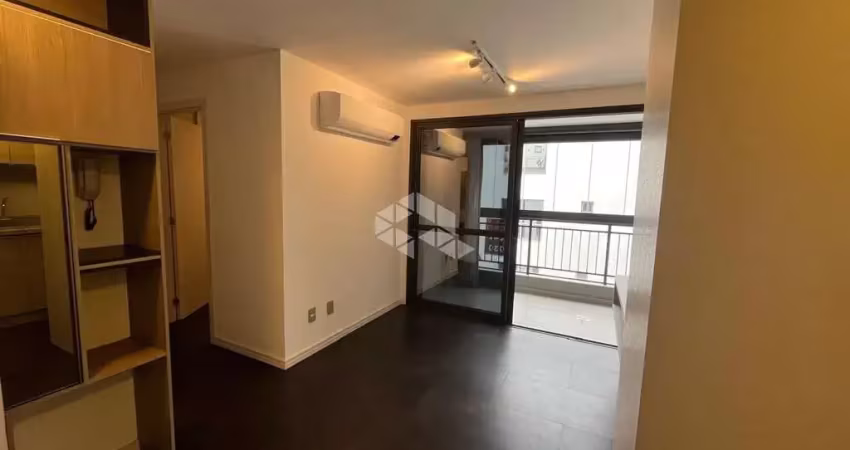 Apartamento mobiliado com 2 quartos sendo 1 suíte  1 vaga + 1 hobby box no bairro itacorubi em florianópolis/sc