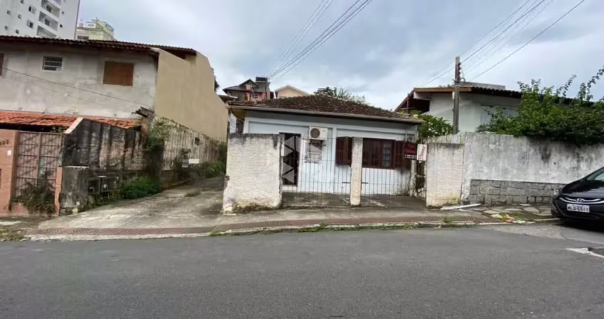 Terreno com 363 m² no bairro agronômica em florianópolis.