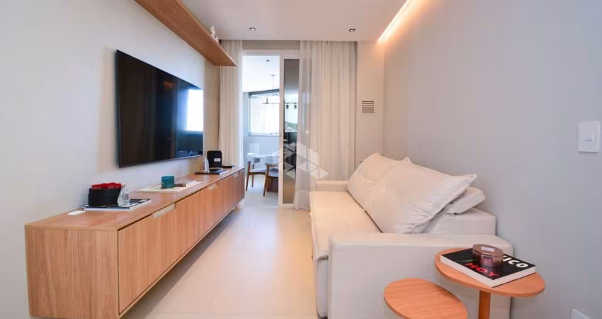 Apartamento mobiliado com 1 dormitório, sendo suíte, 1 vaga de garagem no Centro de Florianópolis/SC.